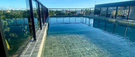 Una piscina al aire libre