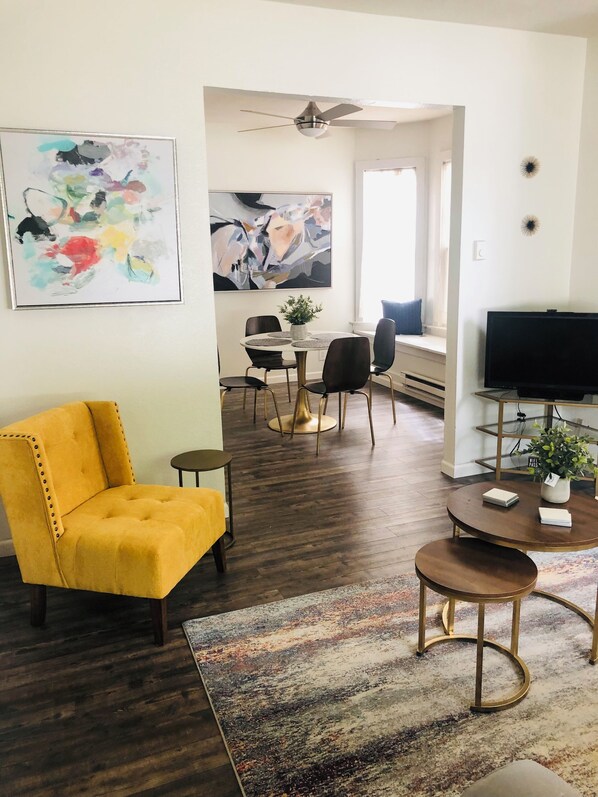 Living area - Charming 2-bedroom Apartment Close to Central Hospitals (Tacoma)