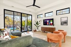 Smart TV, table tennis, music library - Vinyl Vault: Pickleball, Pool, Playground, Poker by Hello Hideout (Austin)