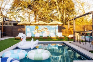 Una piscina al aire libre, una piscina climatizada