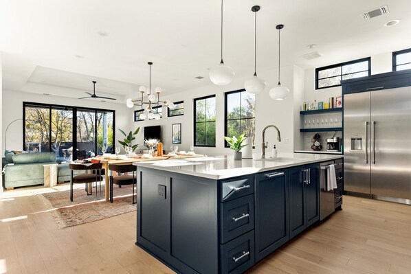 Geladeira, micro-ondas, fogão, cooktop