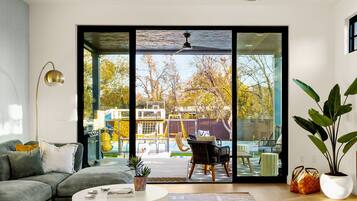 Smart-TV, Tischtennisplatte, Musikbibliothek