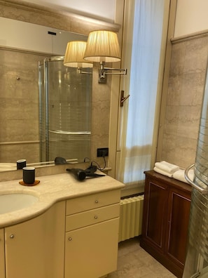 Dusche, Haartrockner, Bidet, Handtücher
