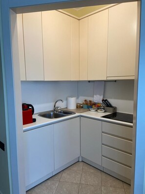 Jääkaappi, liesi, vedenkeitin, keittoastiat/astiat/ruokailuvälineet