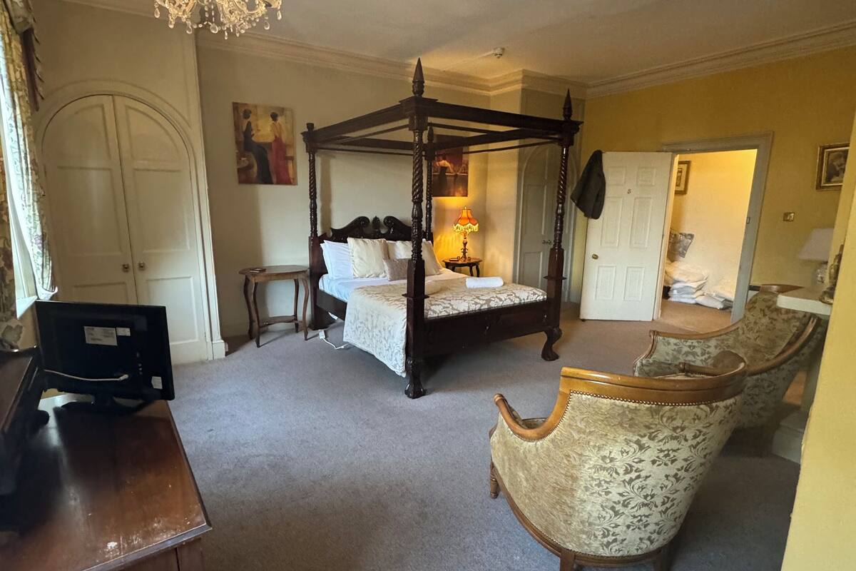 Free WiFi, individually decorated, individually furnished, bed sheets