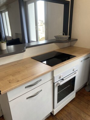 Kylskåp, mikrovågsugn, ugn och spishäll