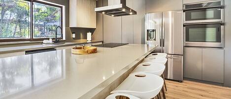 Frigorífico, microondas, horno y placa de cocina