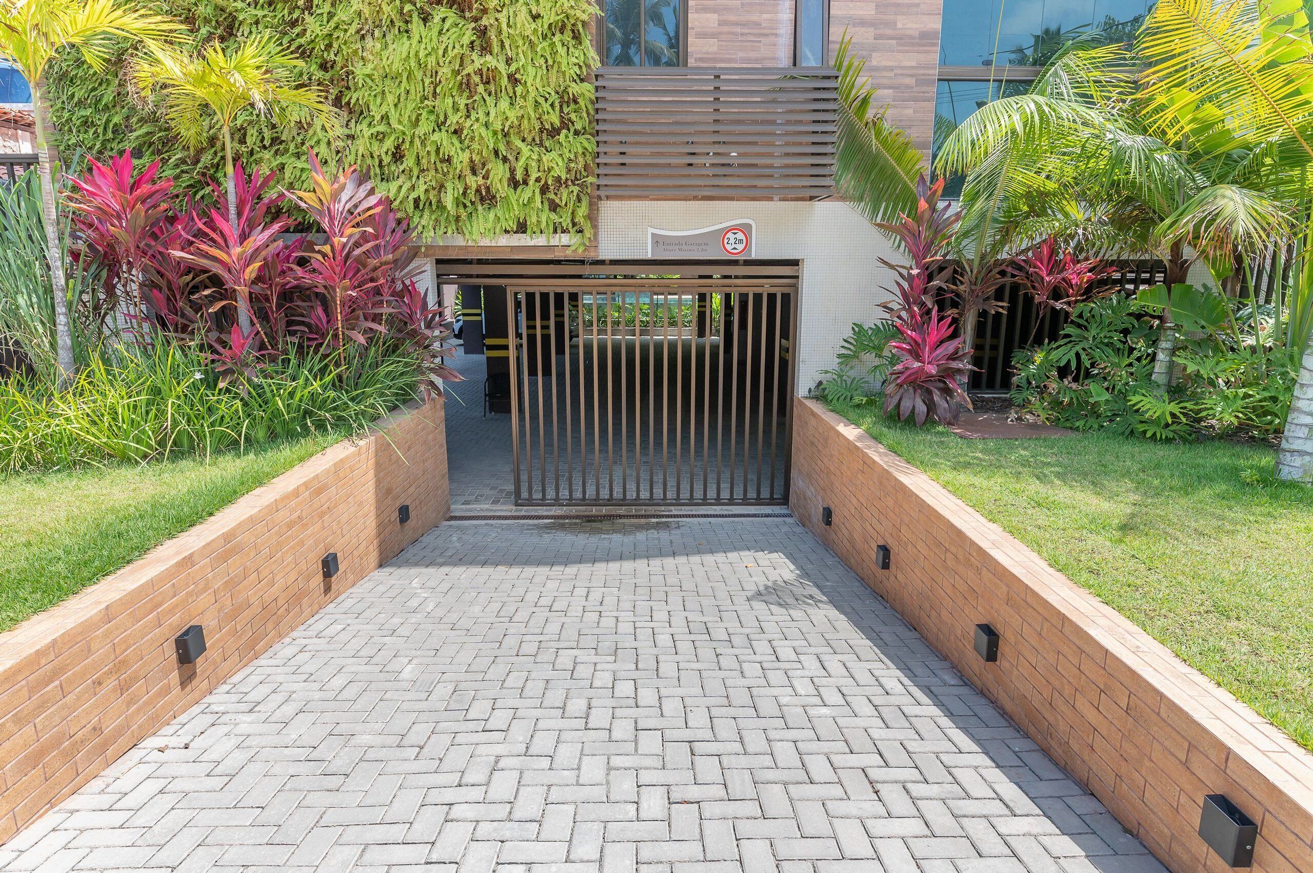 Una entrada con portón y un sendero de ladrillo que conduce a un edificio.