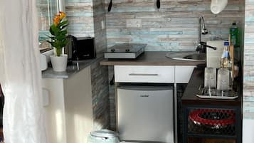 Refrigerador, parrilla de estufa, cafetera y tetera y tostadora