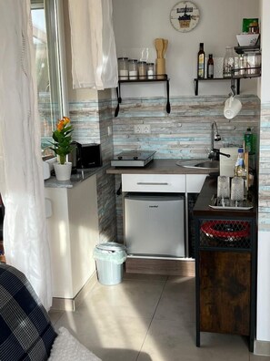 Jääkaappi, liesi, kahvin-/teenkeitin, leivänpaahdin