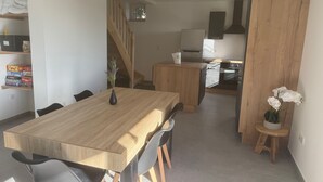 Eine moderne Küche mit Holzausstattung und einem eingebauten Backofen.