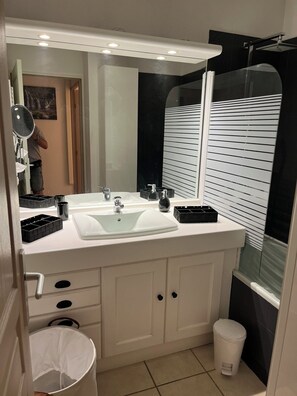 Towels, soap - Luxury furnished 55m2 T2 apartment with air conditioning and private pool. (Marseille)