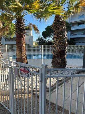 Outdoor pool - Luxury furnished 55m2 T2 apartment with air conditioning and private pool. (Marseille)