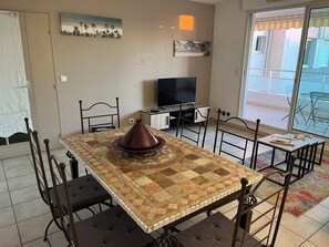 Dining - Luxury furnished 55m2 T2 apartment with air conditioning and private pool. (Marseille)