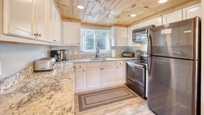 Private kitchen - Luxury at Sugar Ski - Extremely close to Slopes, Golf, Tubing, and Ice Skating (Sugar Mountain)
