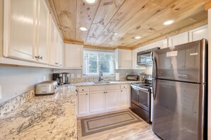 Fridge, microwave, oven, stovetop - NEW Luxury at Sugar Ski - Extremely close to Slopes, Tubing, and Ice Skating (Sugar Mountain)