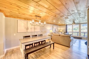 Interior - NEW Luxury at Sugar Ski - Extremely close to Slopes, Tubing, and Ice Skating (Sugar Mountain)