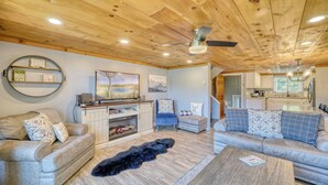 Living area - Luxury at Sugar Ski - Extremely close to Slopes, Golf, Tubing, and Ice Skating (Sugar Mountain)