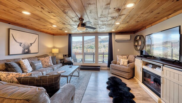Living area - Luxury at Sugar Ski - Extremely close to Slopes, Golf, Tubing, and Ice Skating (Sugar Mountain)