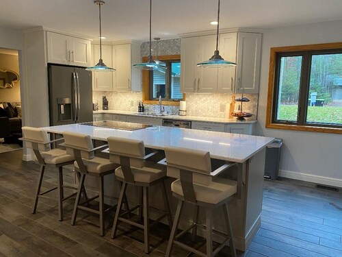 Spacious Retreat-4BR, Game Room, Firepit, Fireplace! Relax-Ski-Shop-Snowmobile!