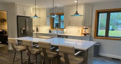 Spacious Retreat-4BR, Game Room, Firepit, Fireplace! Relax-Ski-Shop-Snowmobile!