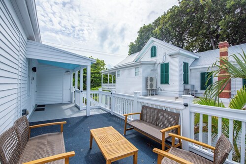 Banana's Foster Guesthouse 