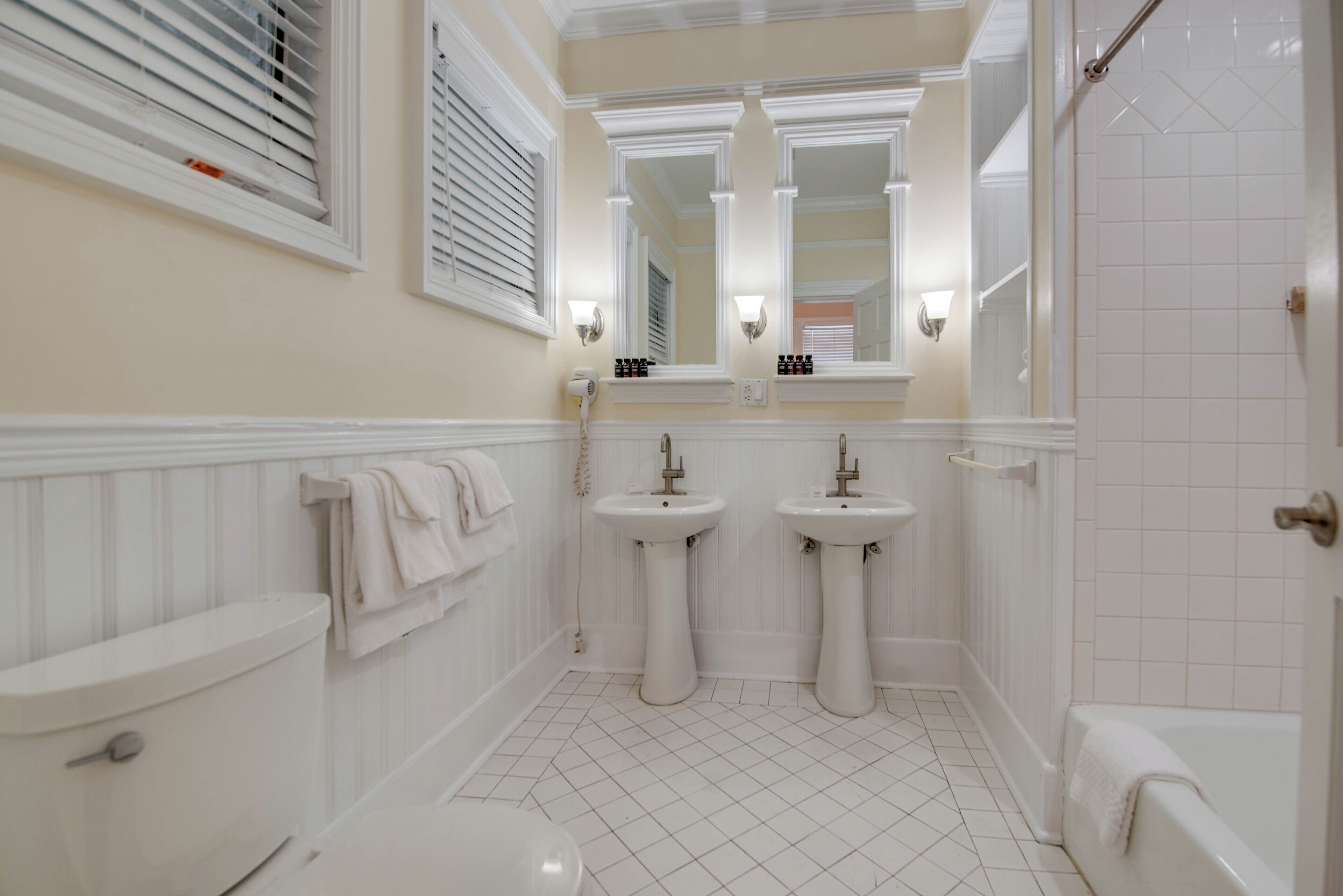 Banana Split | Bathroom | Free toiletries, hair dryer, towels, soap