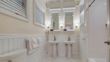 Banana Split | Bathroom | Free toiletries, hair dryer, towels, soap