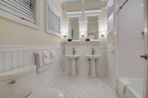 Creme Brulee Suite | Baño | Amenidades de baño gratuitas, secadora de cabello, toallas, jabón 