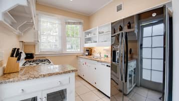 Sweet Caroline - Two Bedroom Spacious Apartment | Cocina privada | Microondas