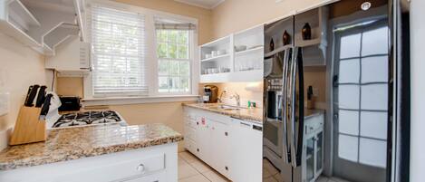 Sweet Caroline - Two Bedroom Spacious Apartment | Private kitchen | Microwave