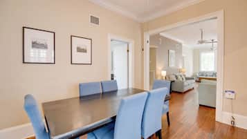 Sweet Caroline - Two Bedroom Spacious Apartment | Dining room