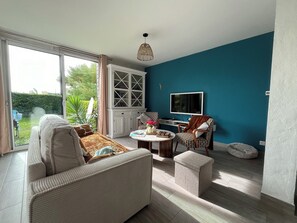 Télévision, livres, chaîne hi-fi