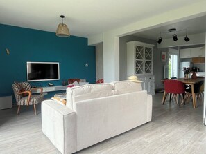 Fernseher, Bücher, Stereoanlage