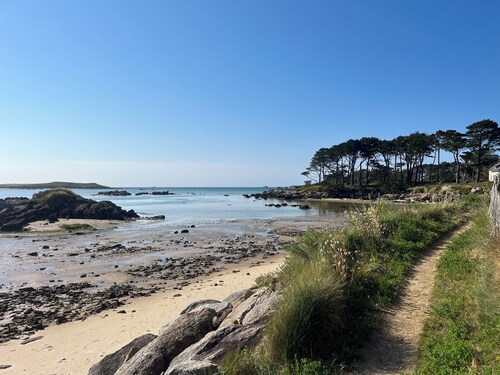 Maison en bord de mer (160m) et GR34, au calme pour vos week-ends et vacances.