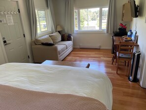 1 bedroom, desk, free WiFi, bed sheets - Silva Bay View, a boutique, private BnB with a great view (Gabriola)