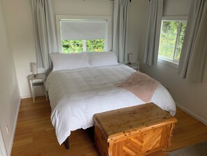 1 bedroom, WiFi, bed sheets - Silva Bay View, a boutique, private BnB with a great view (Gabriola)