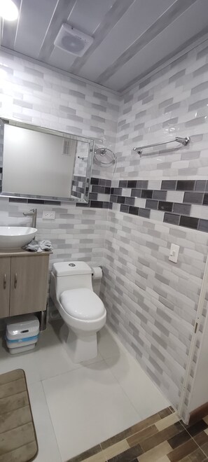 Dusche, Handtücher, Seife, Toilettenpapier