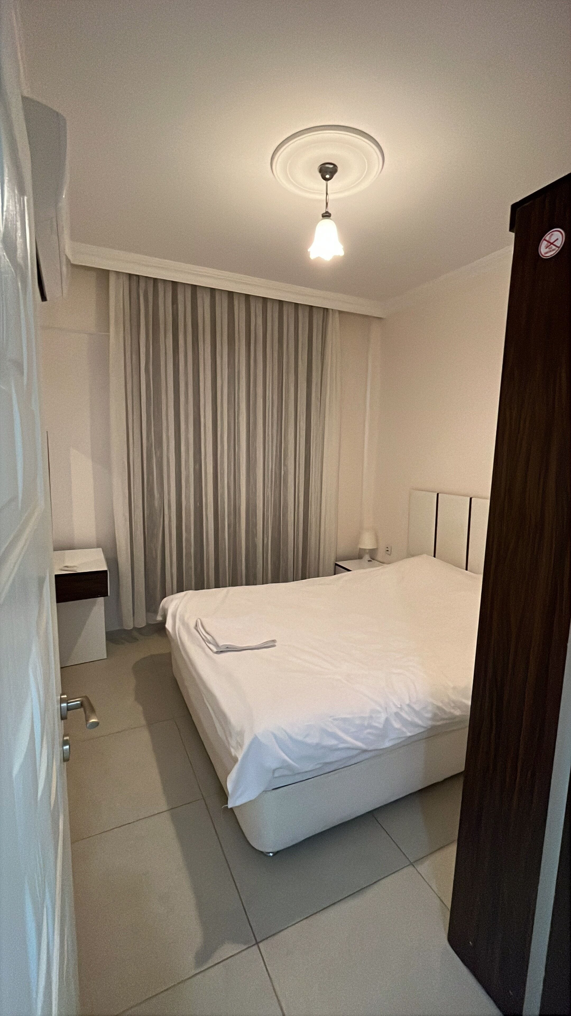 クラシック アパートメント クイーンベッド 1 台ソファーベッド付き 禁煙 プールビュー | セーフティボックス (室内)、ノートパソコン用作業スペース、防音設備、アイロン / アイロン台