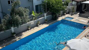 Appartamento City, letti multipli, non fumatori, vista piscina | 3 camere, una cassaforte in camera, postazione laptop, insonorizzazione