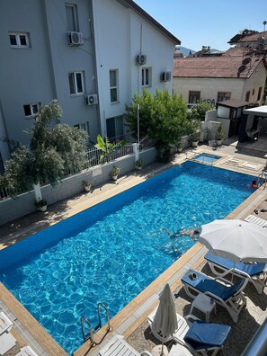 城市公寓, 多张床, 无烟房, 泳池景观 | 3 多间卧室、客房内保险箱、笔记本电脑工作区、隔音