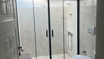 Appartamento familiare, 2 camere da letto, non fumatori, angolo cottura | Bagno | Doccia, asciugacapelli, asciugamani, sapone