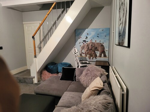 Apartment - Sleeps 5 - Great Location - Parking