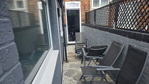 A patio area with outdoor seating and a view of the street. - Apartment - Sleeps 5 - Great Location - Parking (Stoke-on-Trent)
