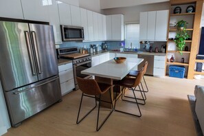 Réfrigérateur, micro-ondes, four, plaque de cuisson