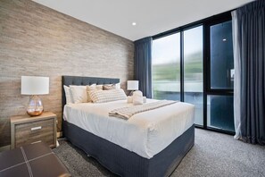 3 bedrooms, desk, iron/ironing board, WiFi