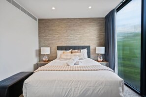 3 bedrooms, desk, iron/ironing board, WiFi