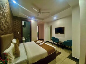 Deluxe Room | Premium bedding, desk, iron/ironing board, rollaway beds - Hotel Ambience Plaza (New Delhi)