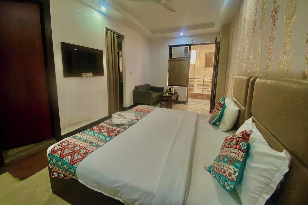 Habitación superior | Ropa de cama de alta calidad, escritorio, tabla de planchar con plancha