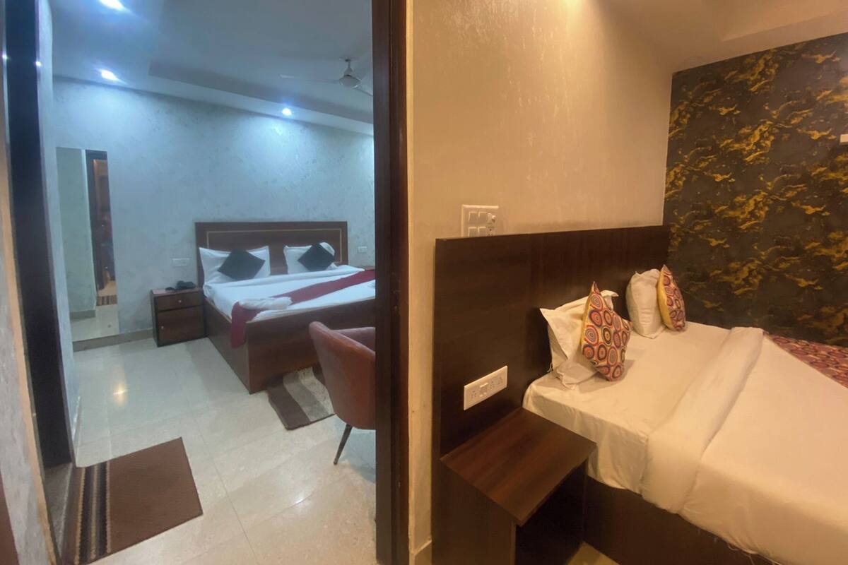 Habitación cuádruple | Ropa de cama de alta calidad, escritorio, tabla de planchar con plancha